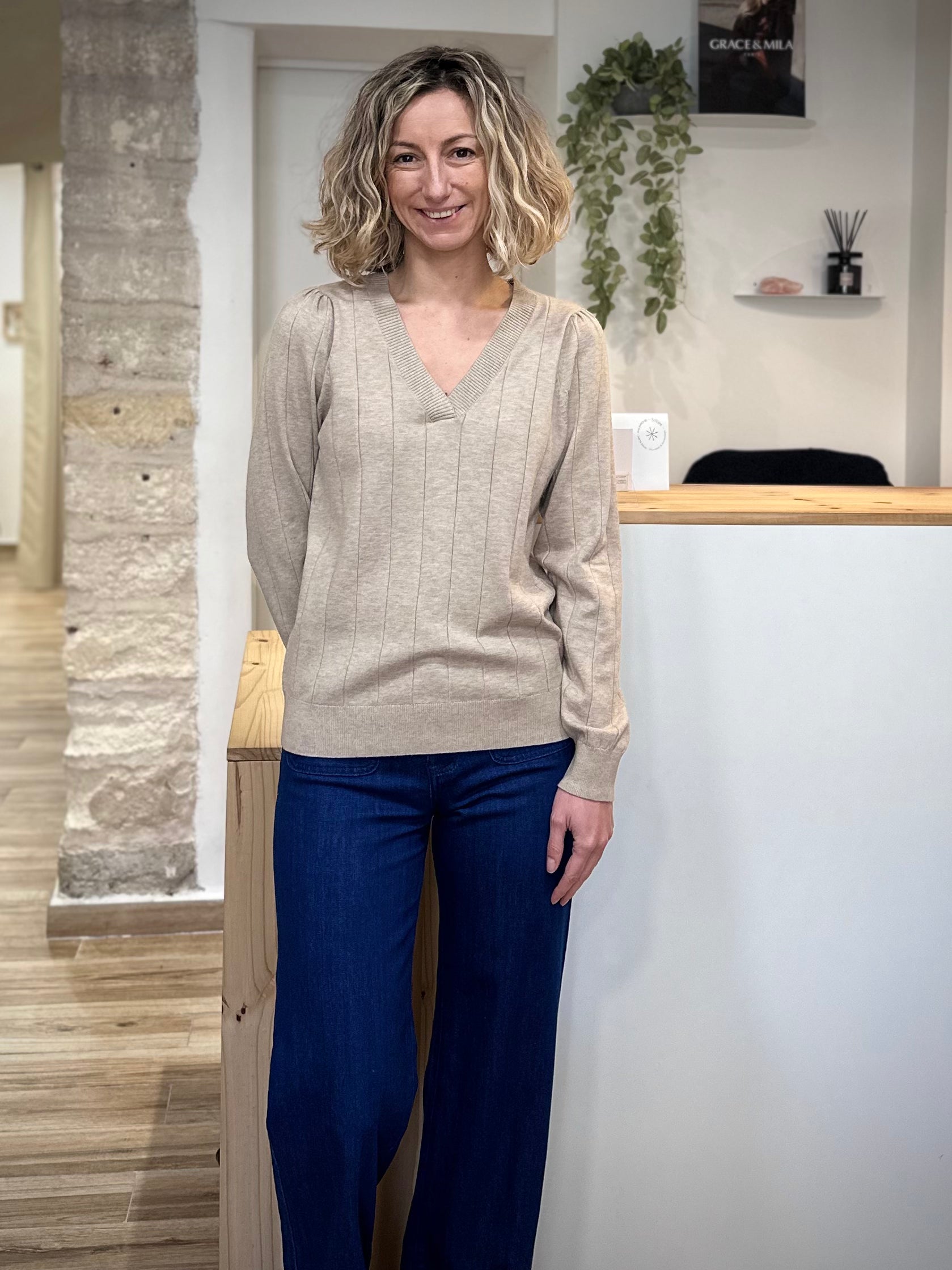 Pull beige femme look casual chic