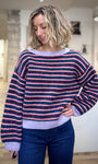 Femme portant un pull oversize à rayures multicolores