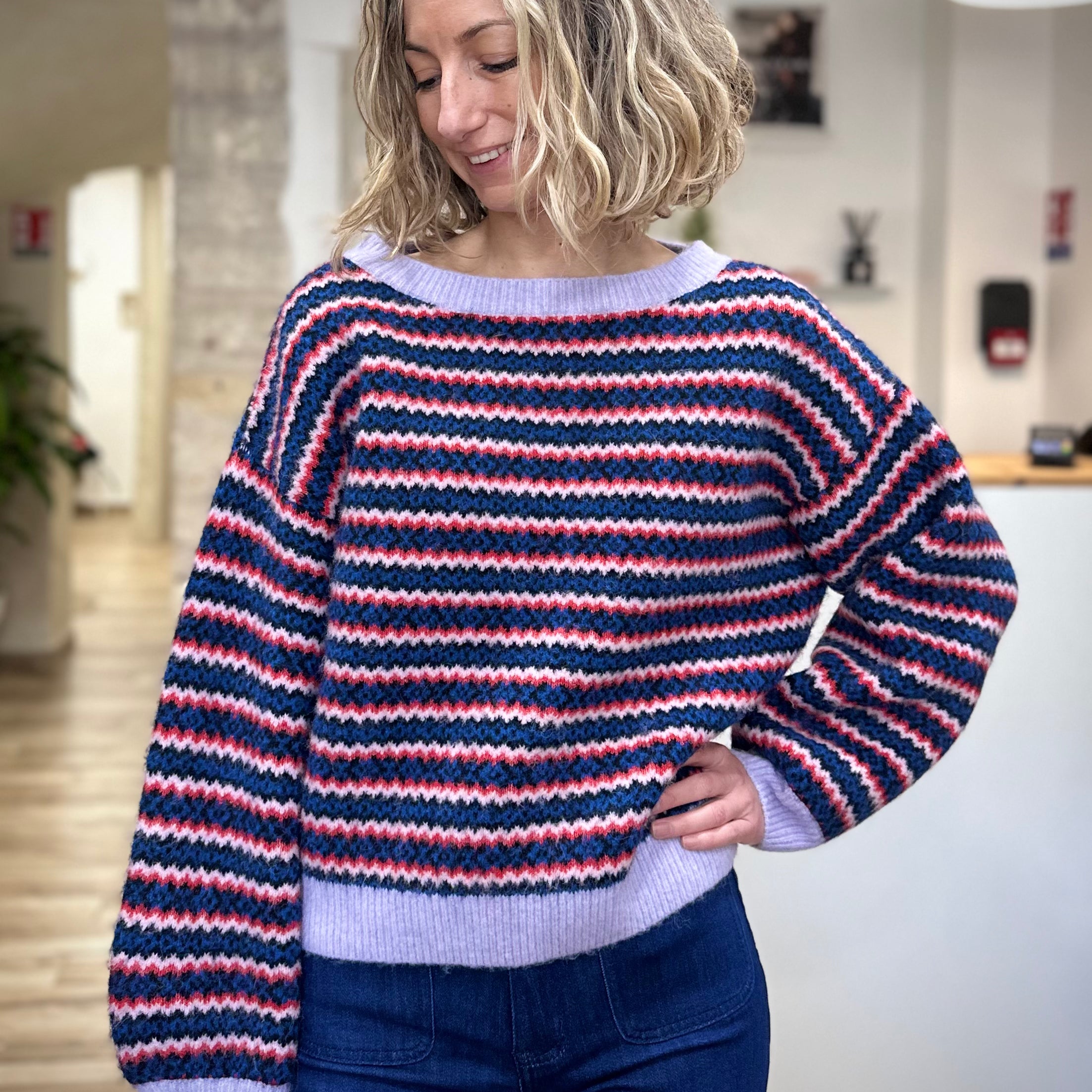 Femme portant un pull oversize à rayures multicolores