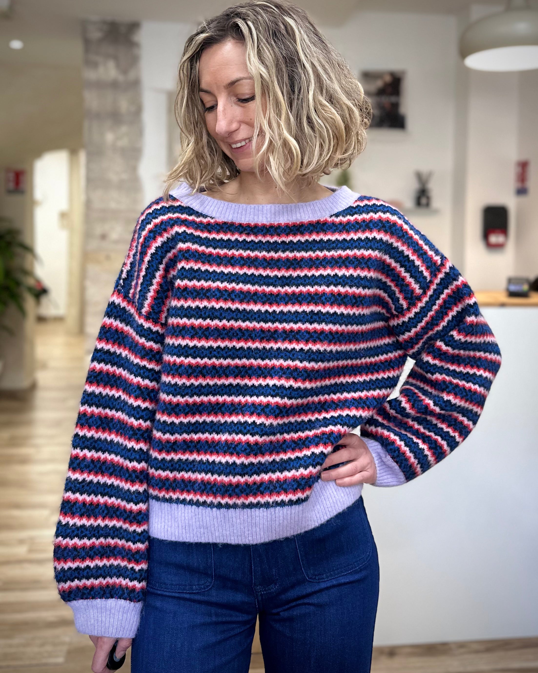 Femme portant un pull oversize à rayures multicolores