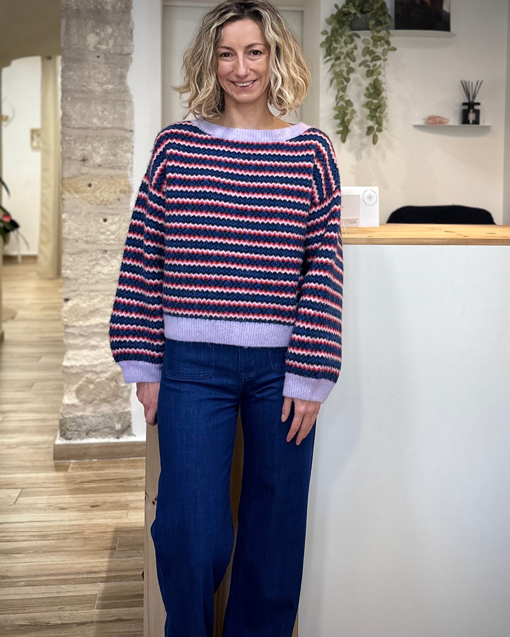 Pull multicolore femme col bateau vue de face