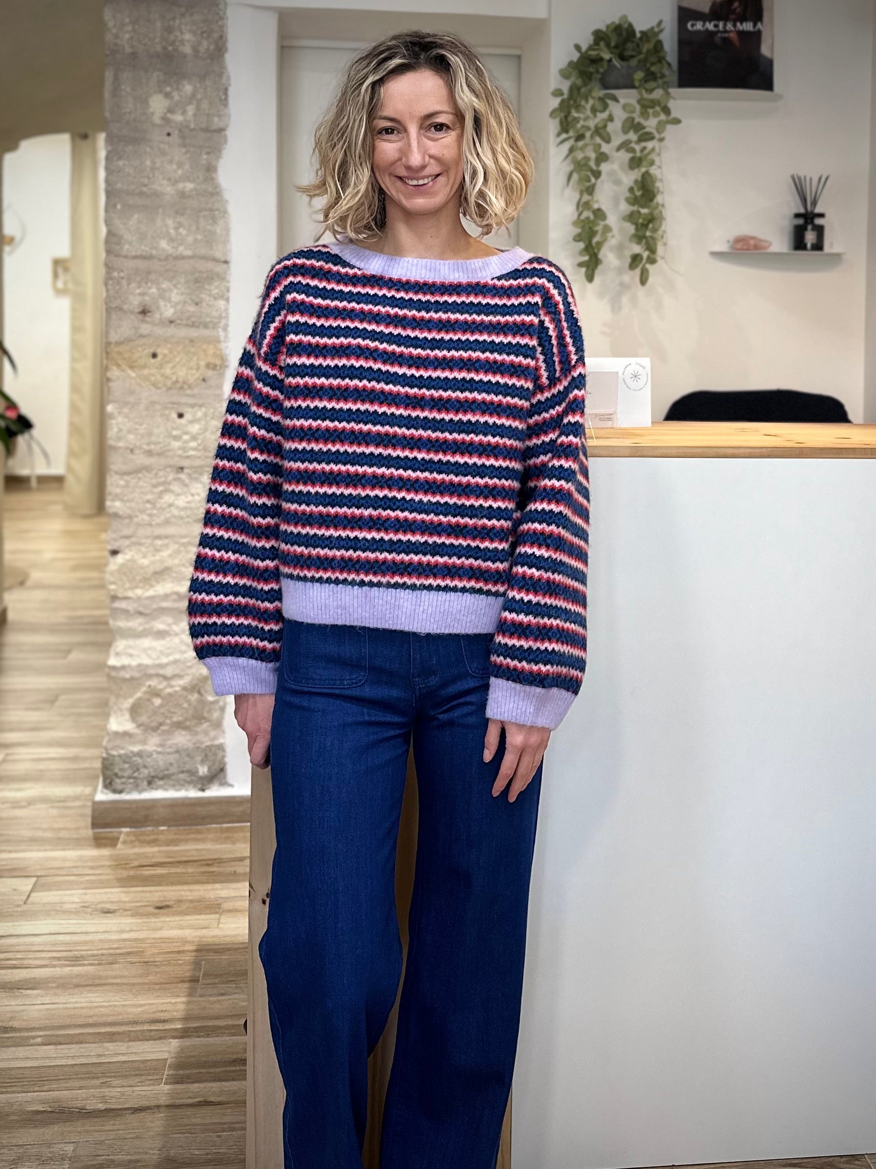 Pull multicolore femme col bateau vue de face