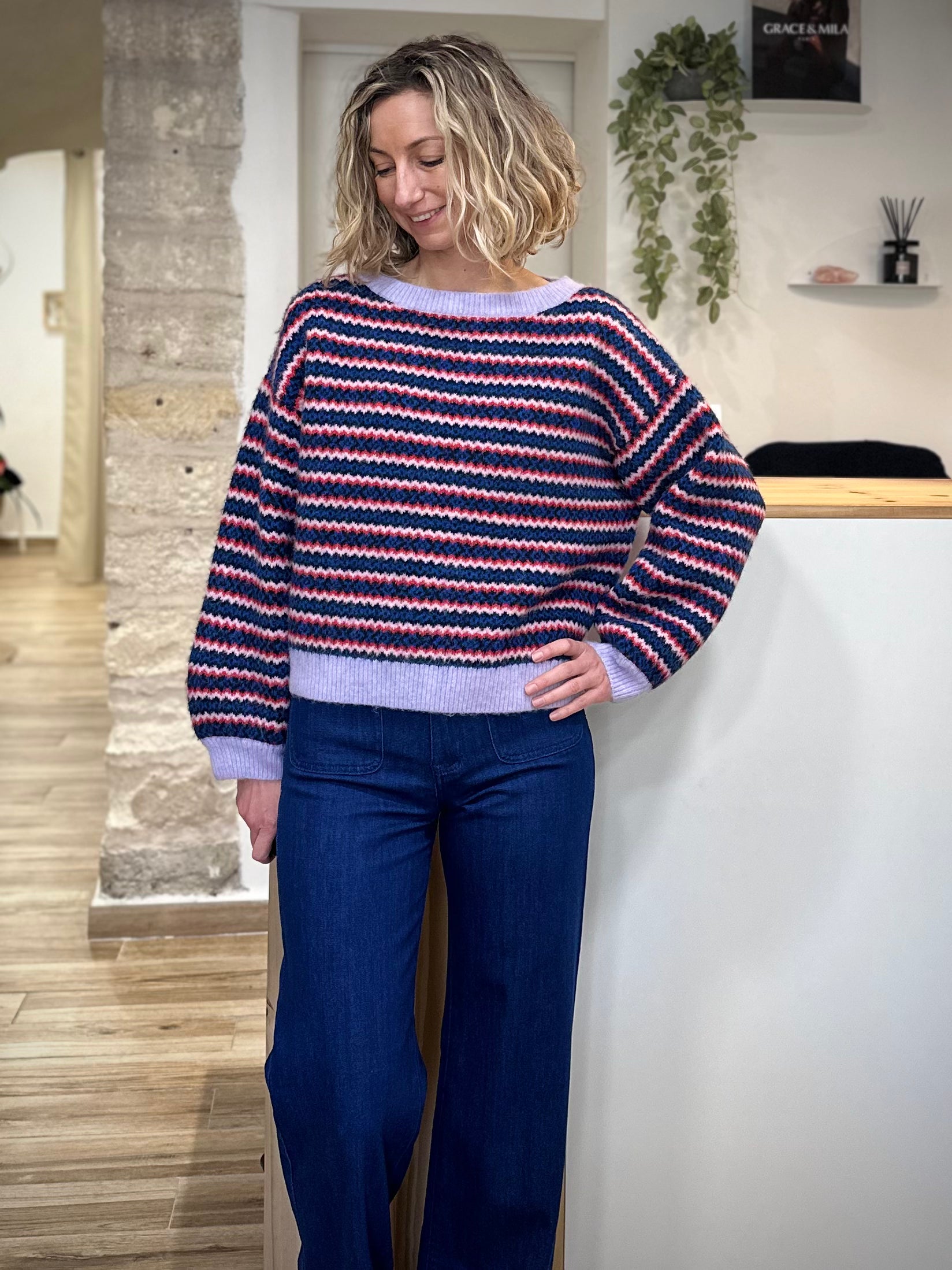 Pull Maelys porté avec un jean pour look casual chic