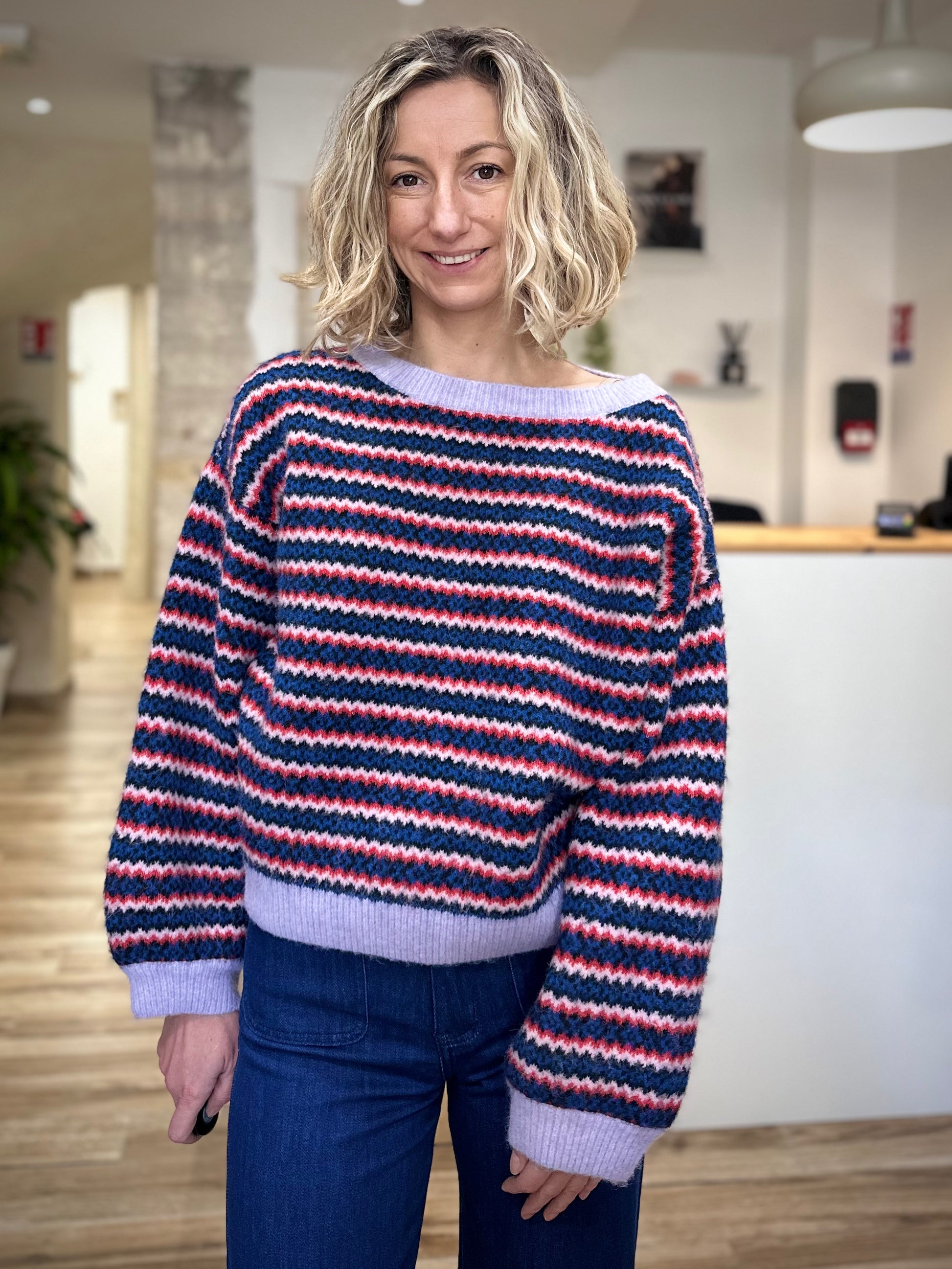 Encolure bateau contrastée du pull multicolore