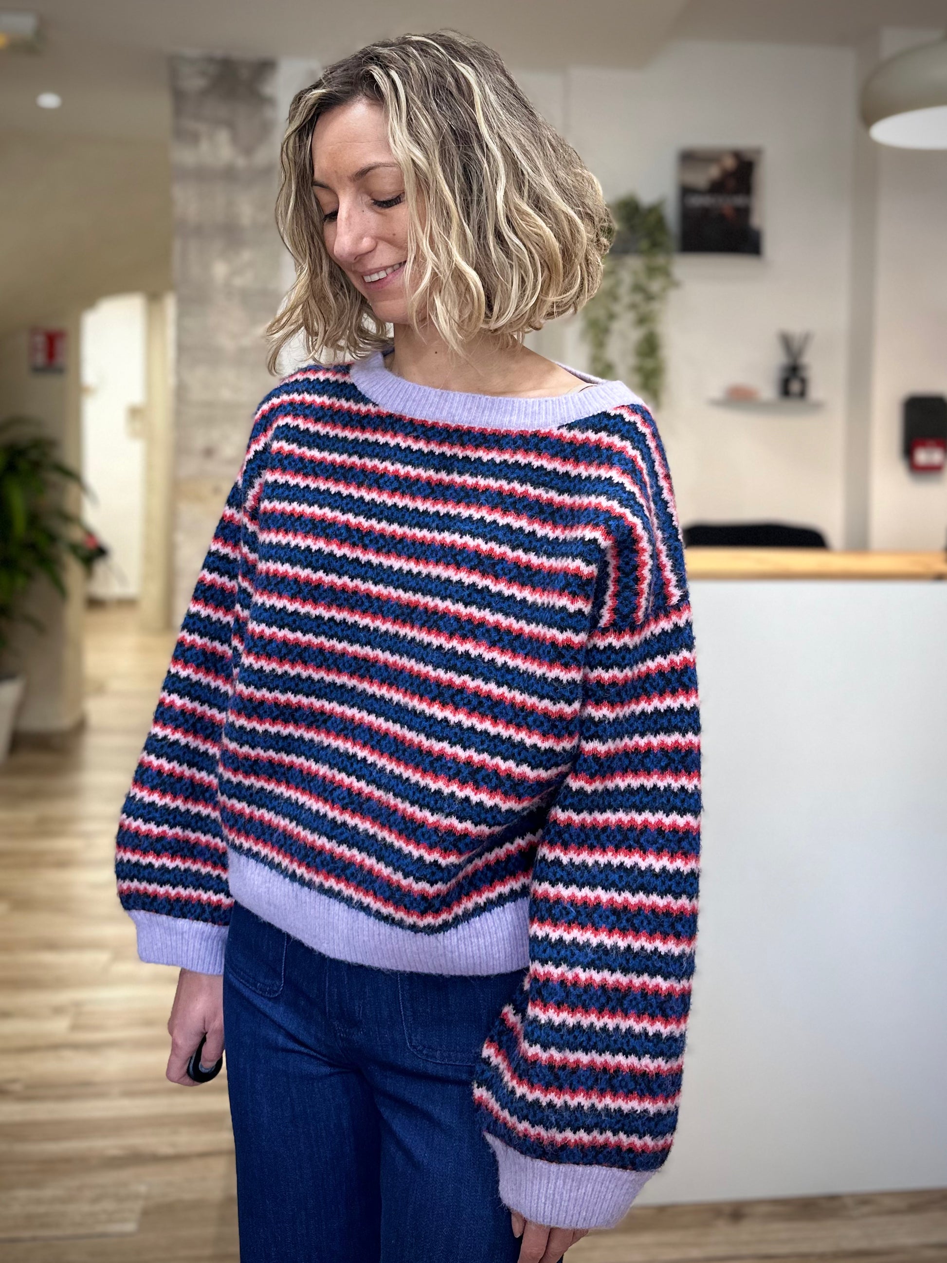 Vue de profil pull à rayures fantaisie