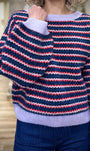 Détail des rayures bleu rouge lilas du pull Maelys