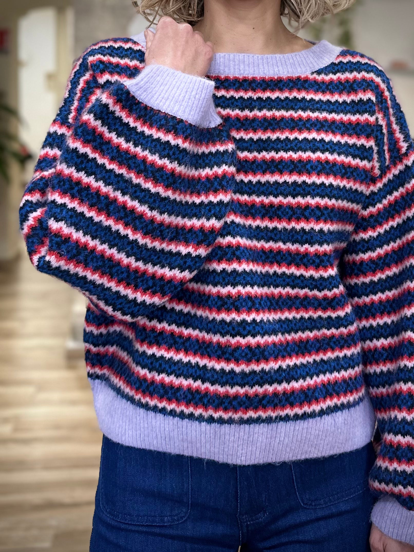 Détail des rayures bleu rouge lilas du pull Maelys