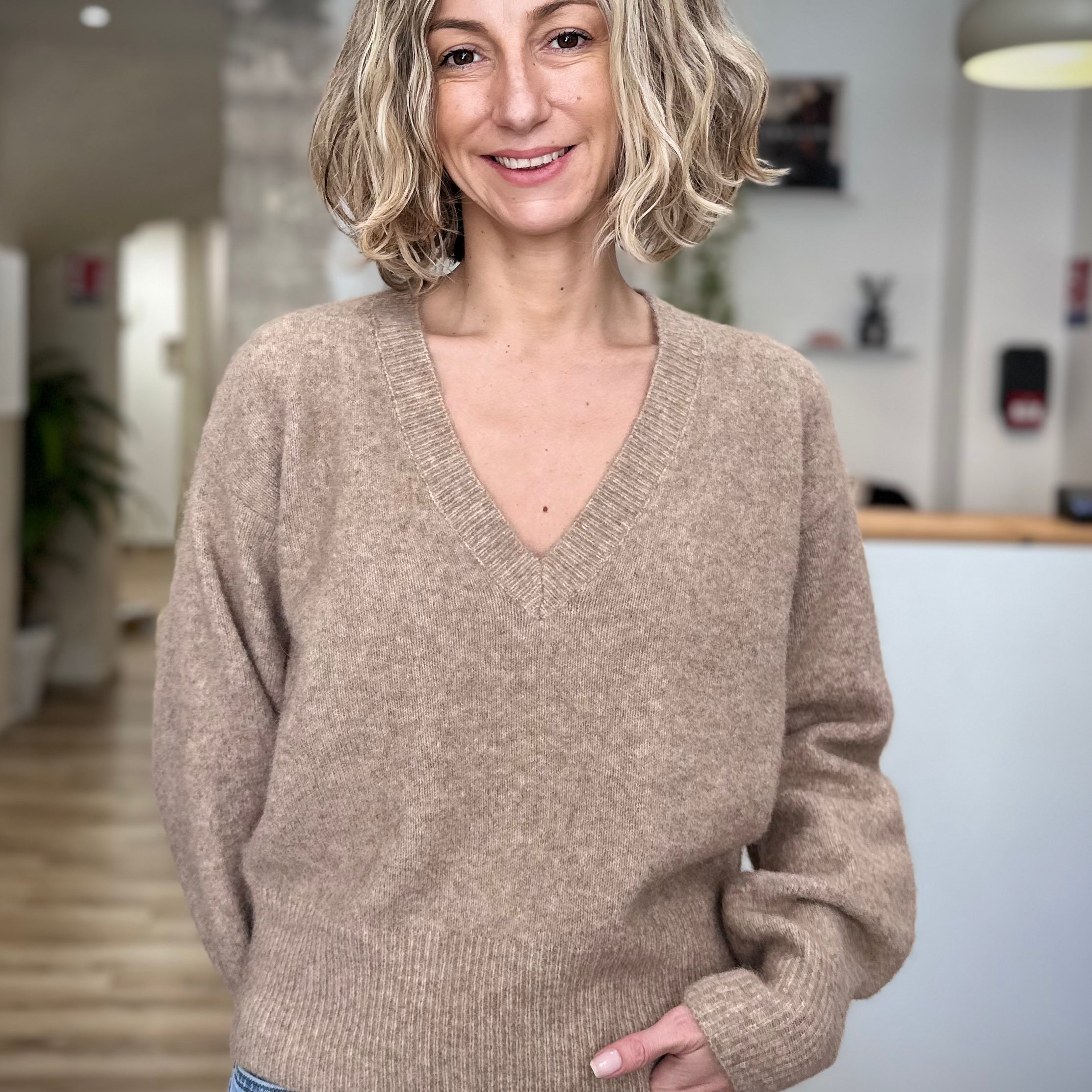 Femme portant le pull Maggy beige col V
