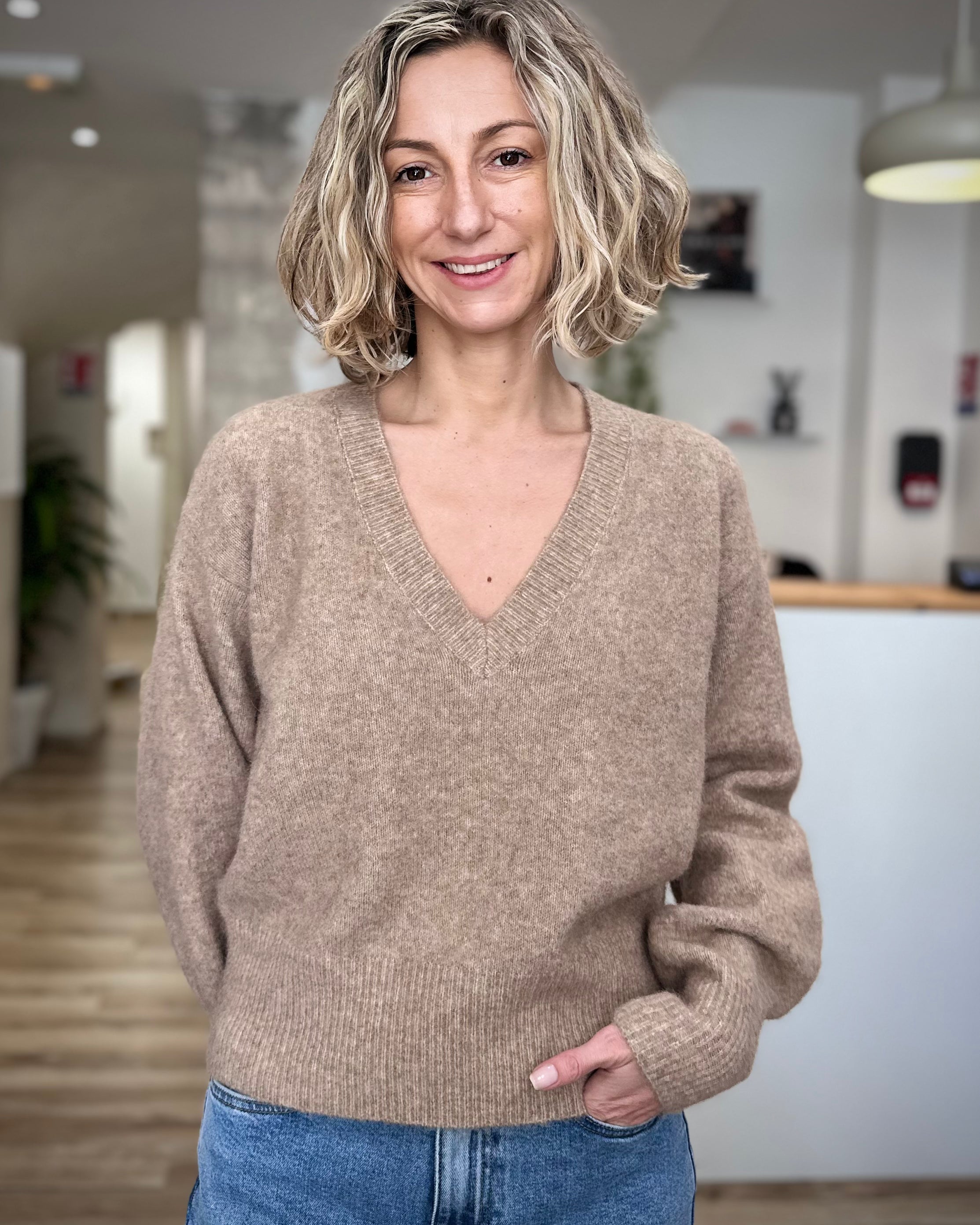 Femme portant le pull Maggy beige col V