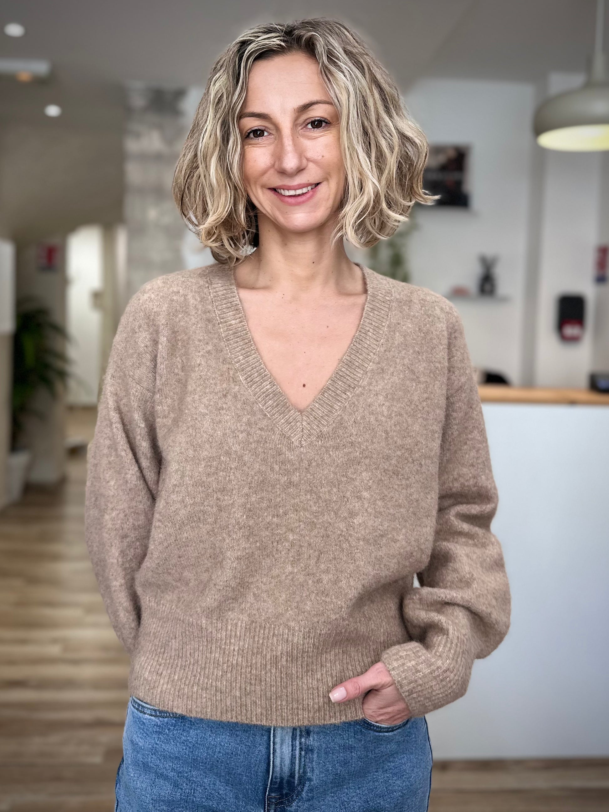 Femme portant le pull Maggy beige col V