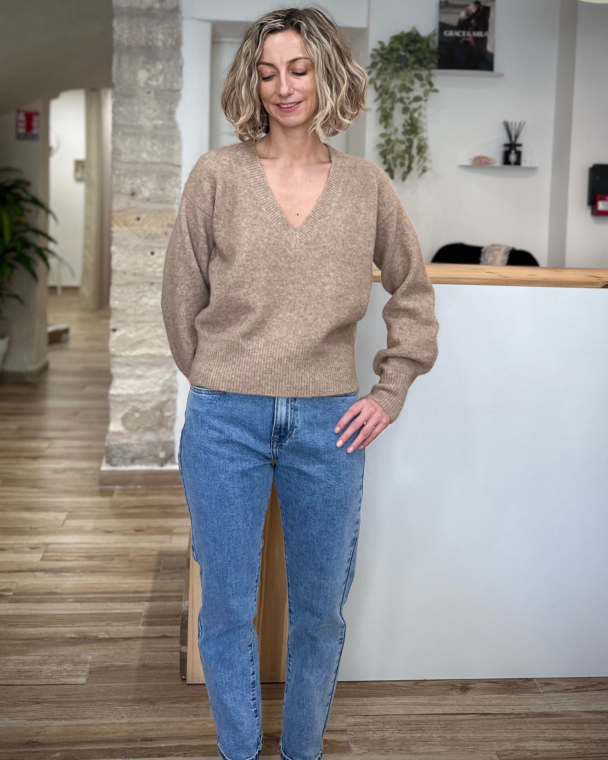Pull femme casual chic porté sur jean