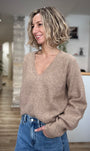 Silhouette féminine avec pull à épaules tombantes
