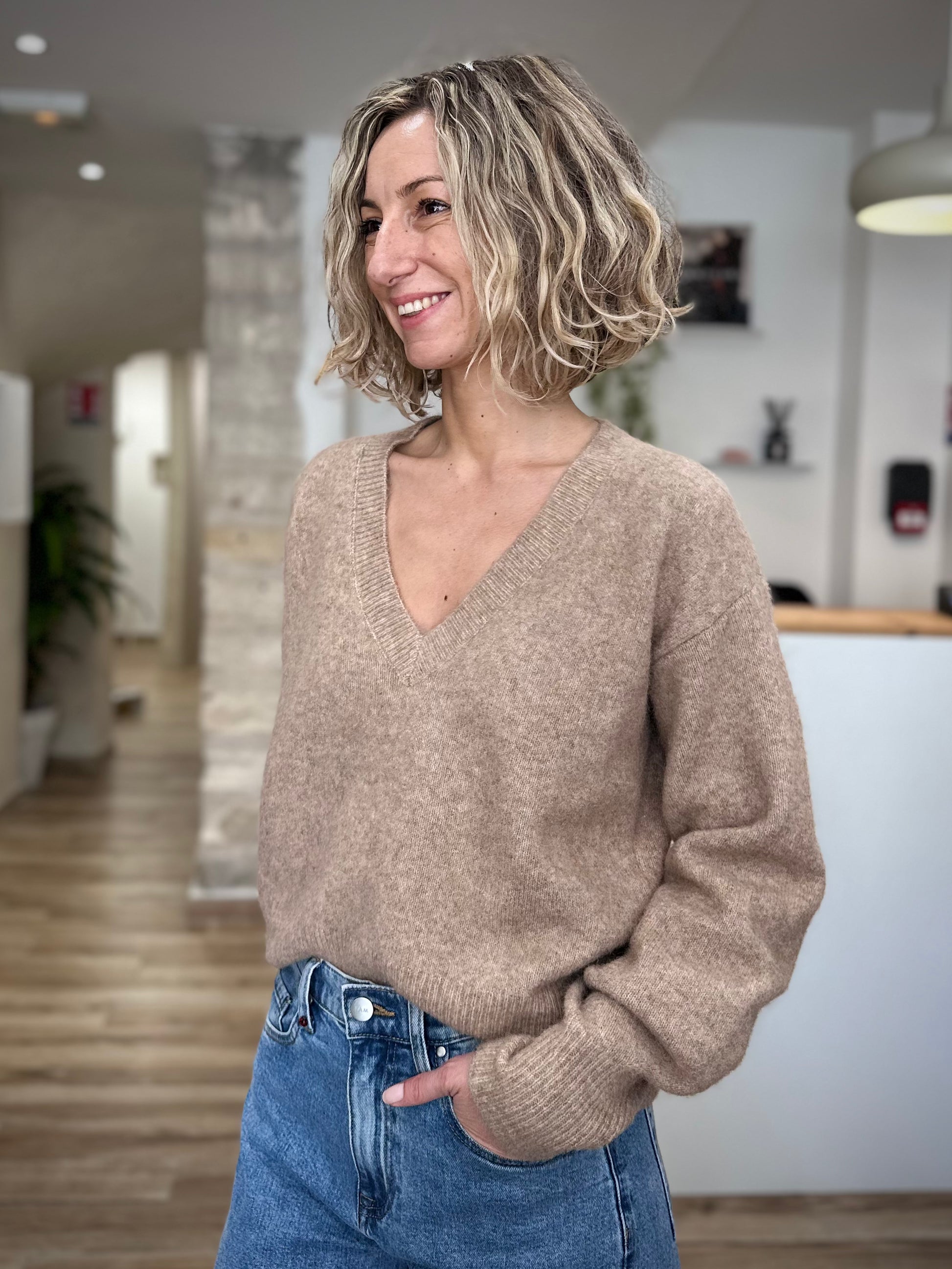 Silhouette féminine avec pull à épaules tombantes