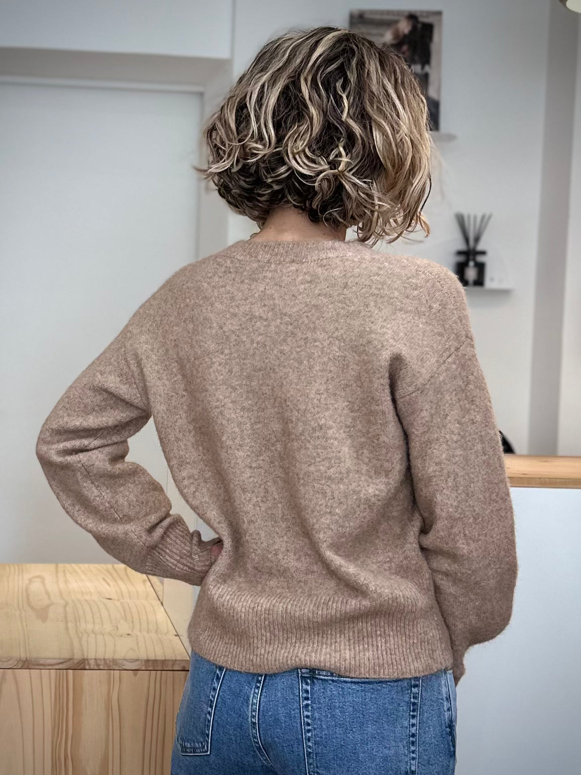 Dos du pull col V et coupe loose