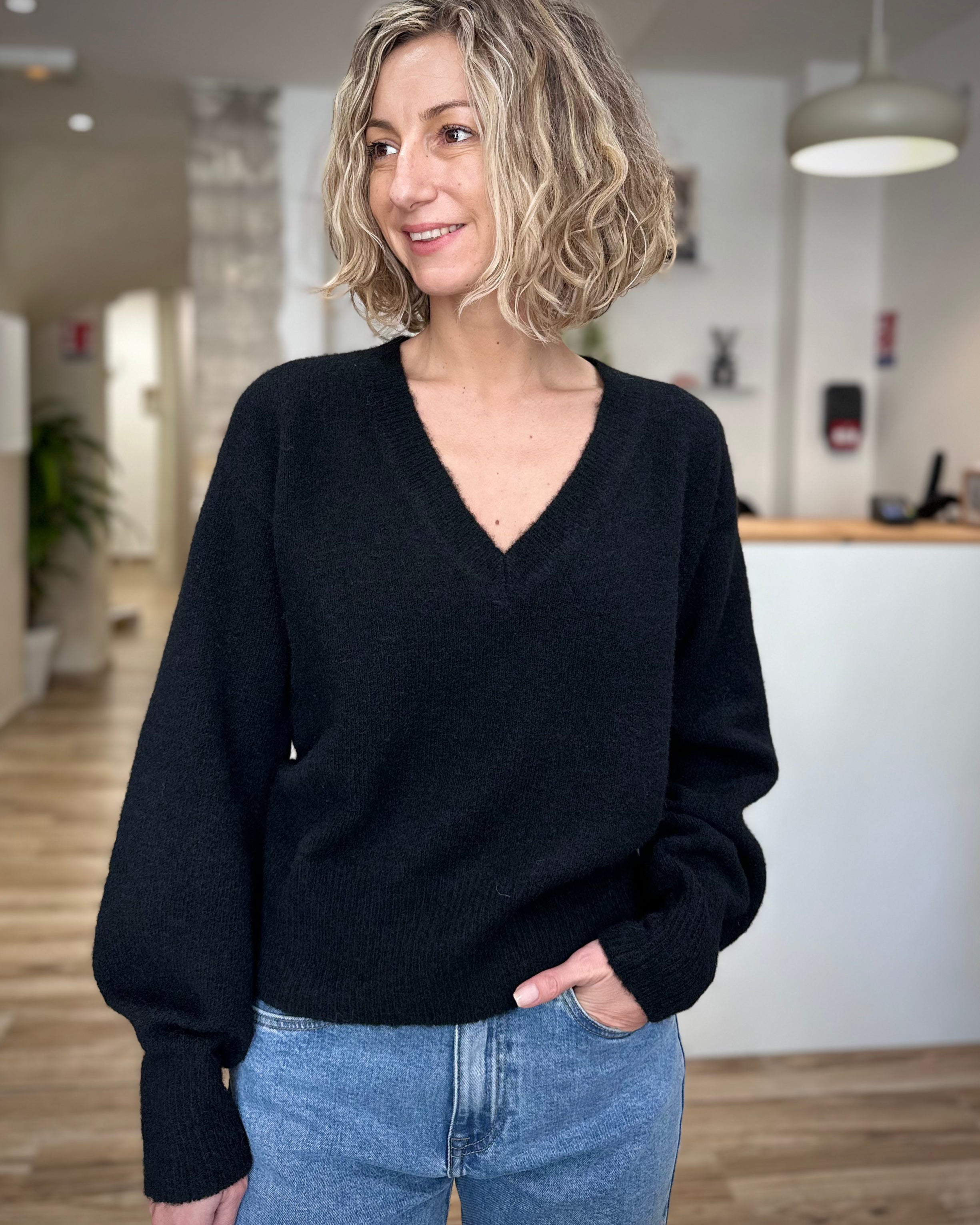 Pull femme noir manches longues et maille douce