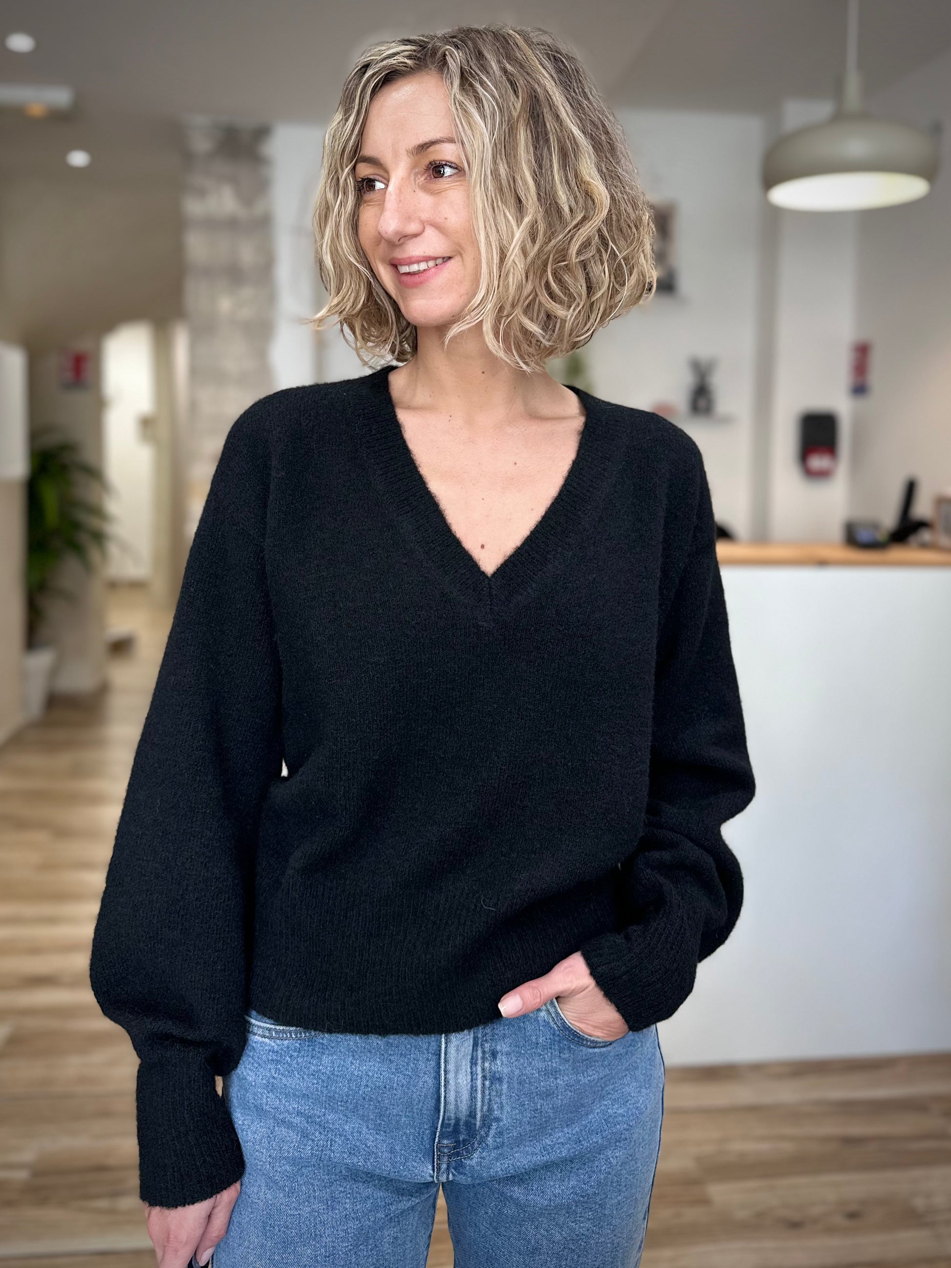 Pull femme noir manches longues et maille douce