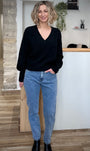 Femme portant le pull Maggy noir col V
