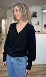 Silhouette féminine avec pull à épaules tombantes