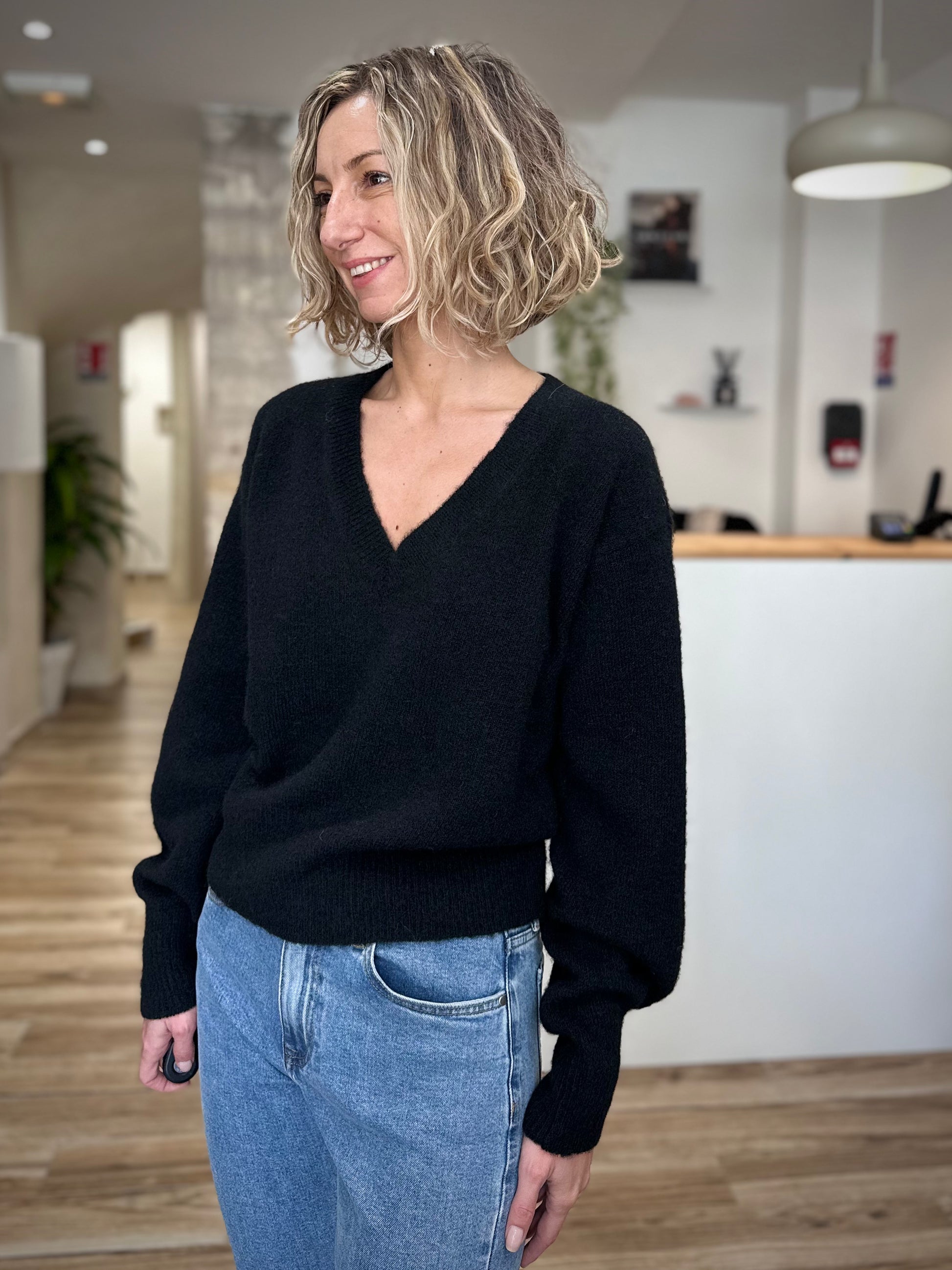 Silhouette féminine avec pull à épaules tombantes