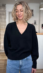 Vue de face du pull Maggy noir coupe loose
