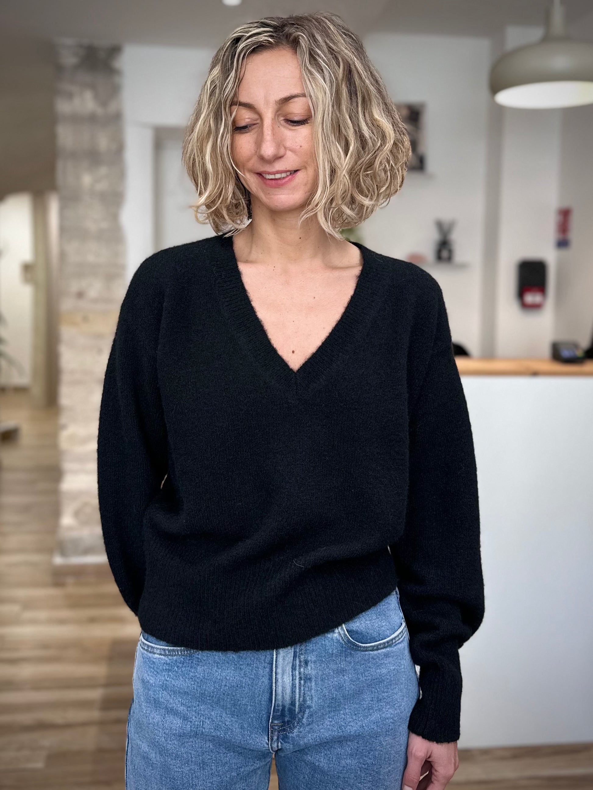 Vue de face du pull Maggy noir coupe loose