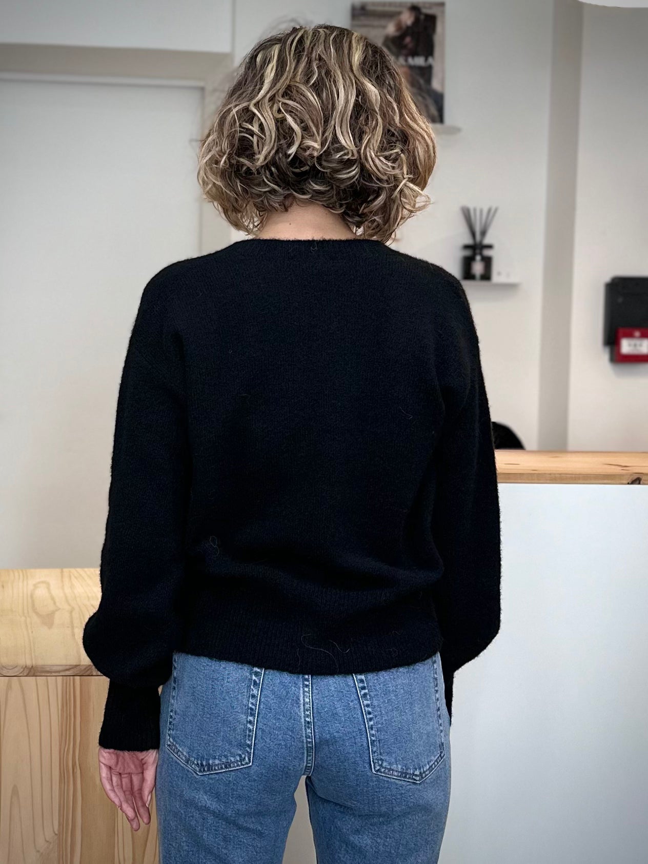 Dos du pull col V et coupe loose