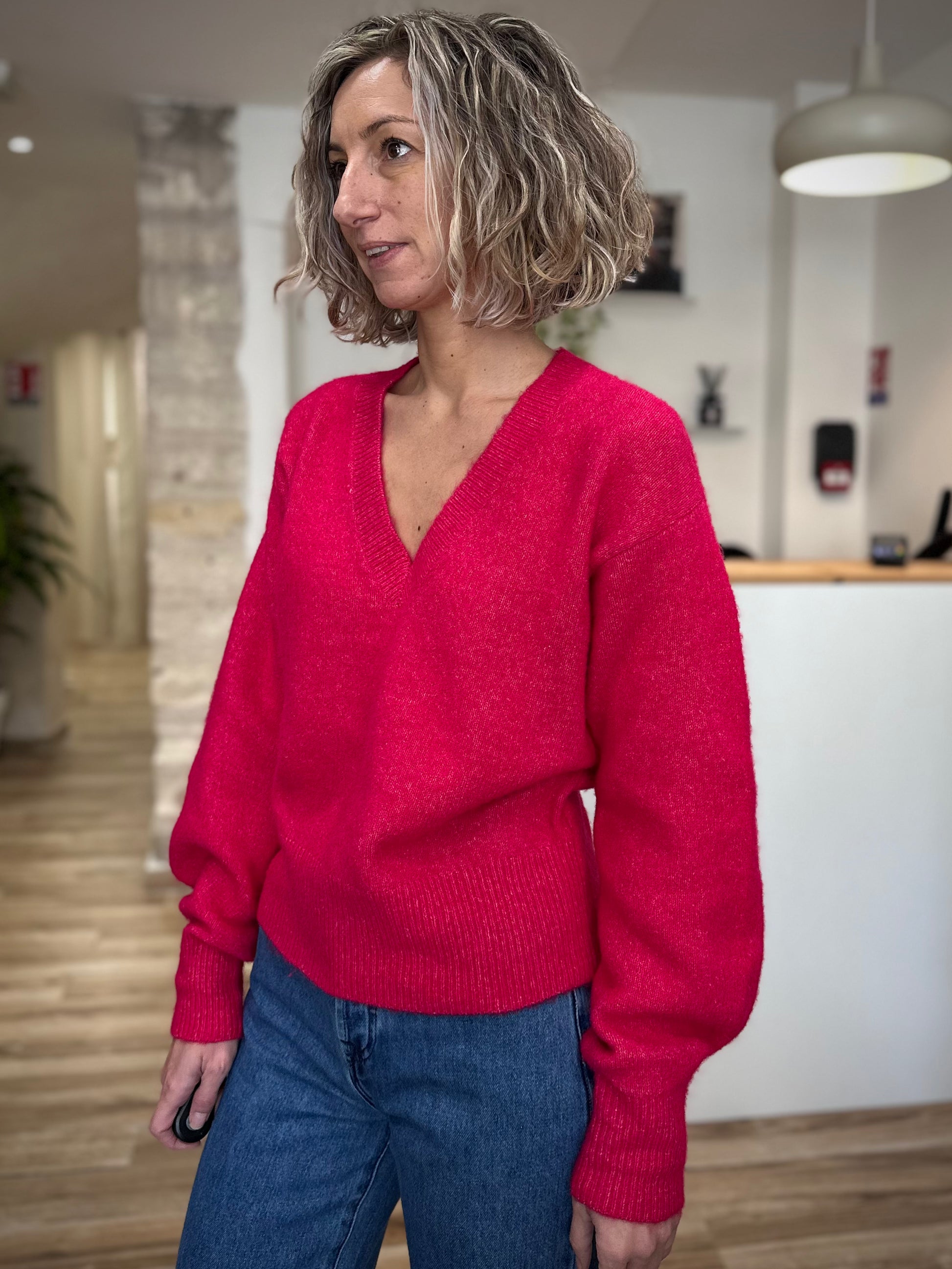 Poignets côtelés et manches tombantes du pull