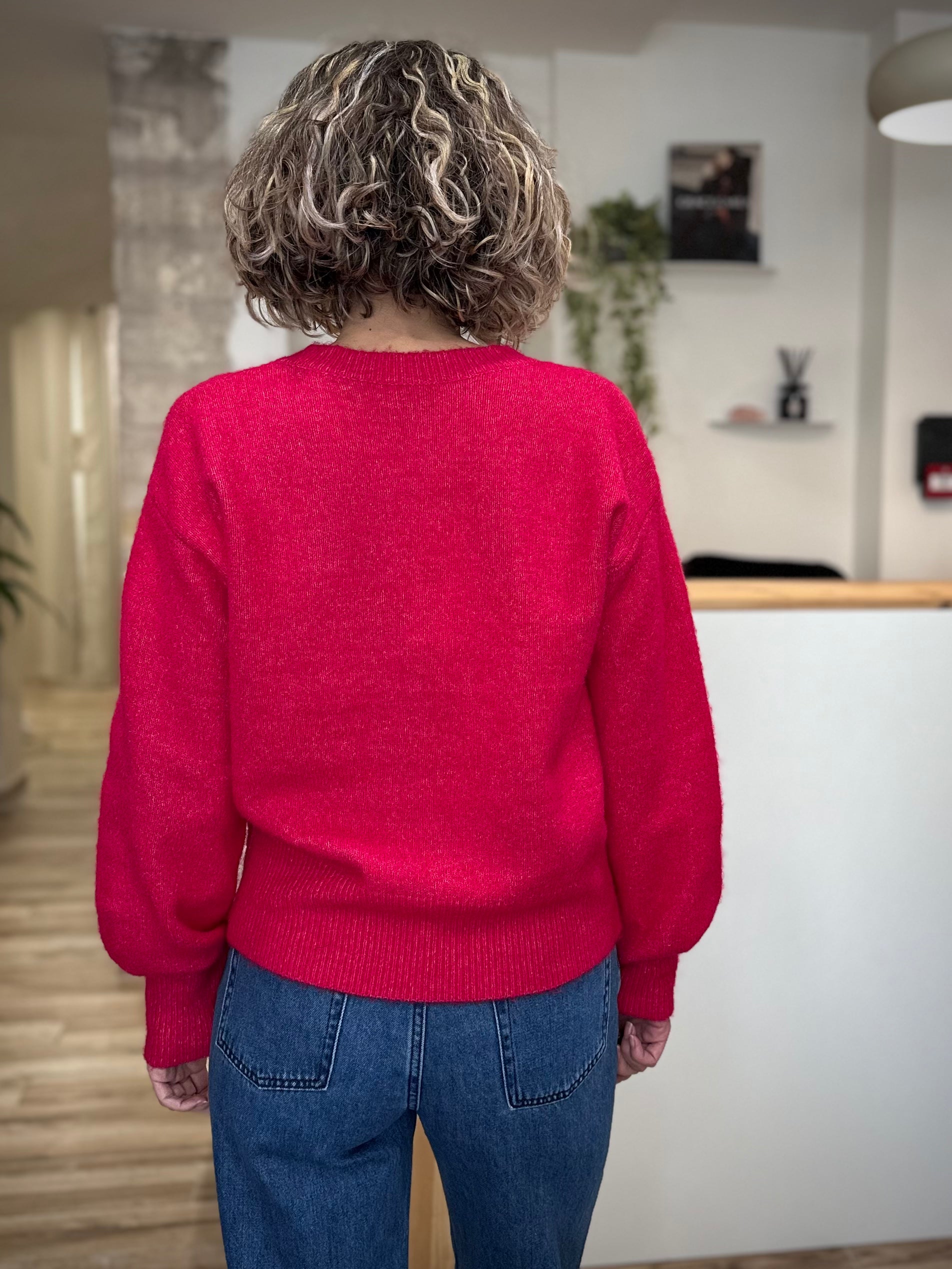 Vue arrière du pull rose oversize