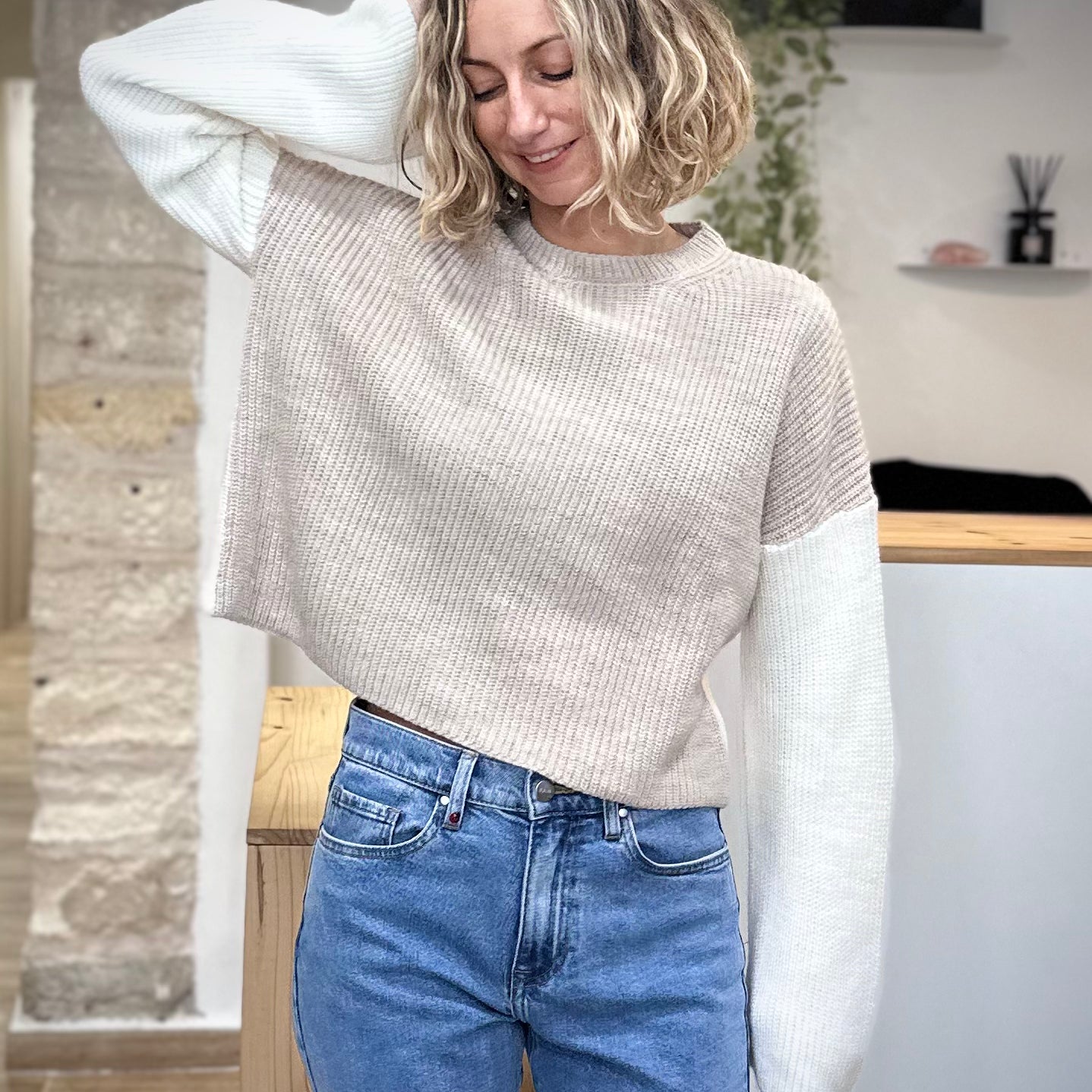 Silhouette casual chic avec pull oversize