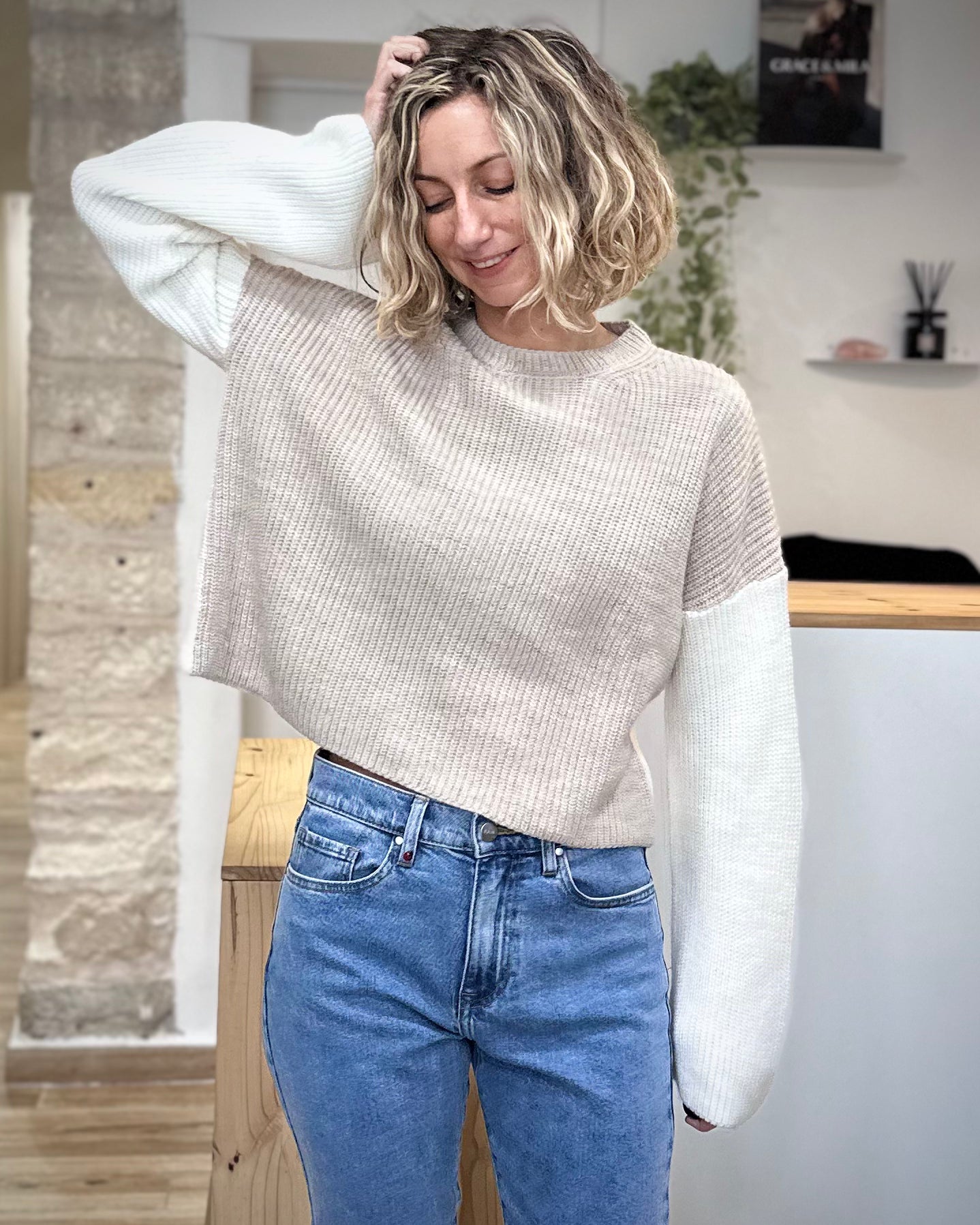 Silhouette casual chic avec pull oversize