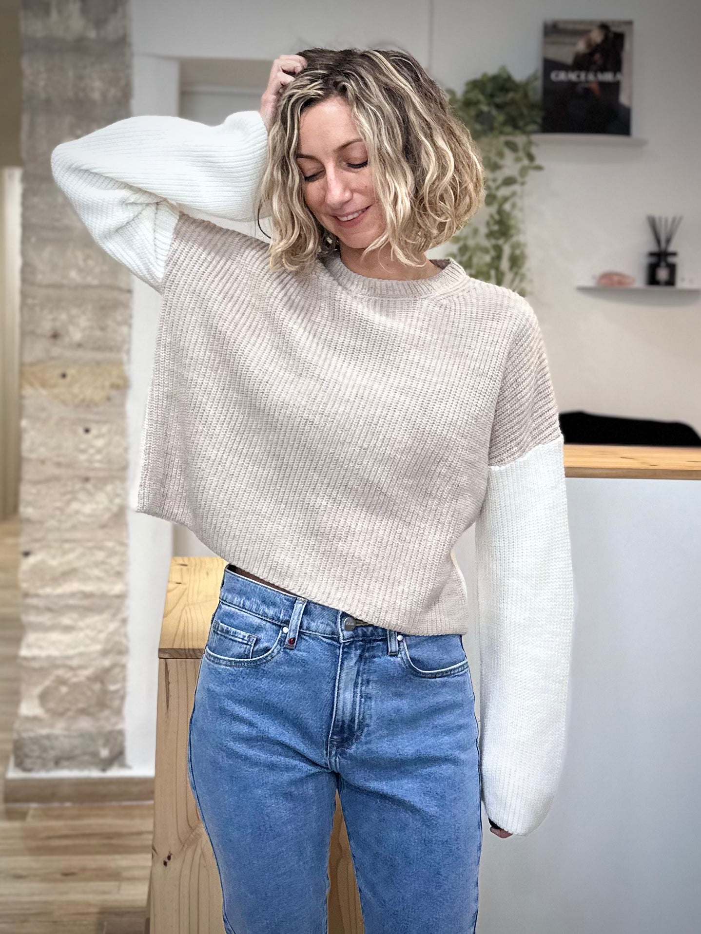 Silhouette casual chic avec pull oversize