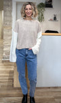 Pull casual chic porté sur jean bleu