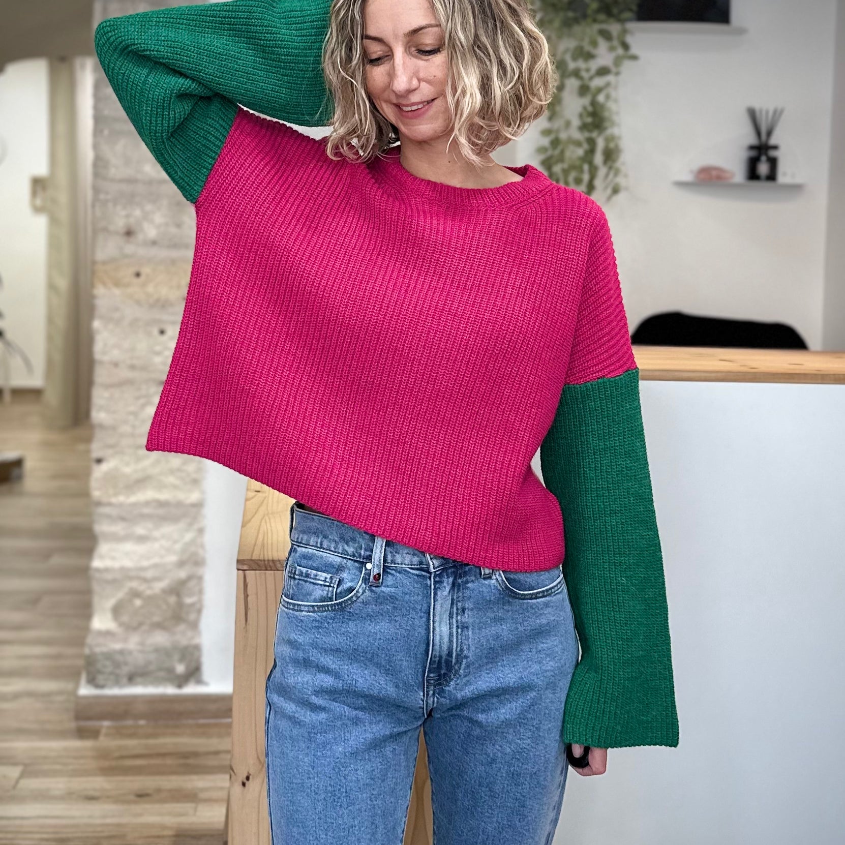 Femme portant le pull Mamma rose & vert col rond