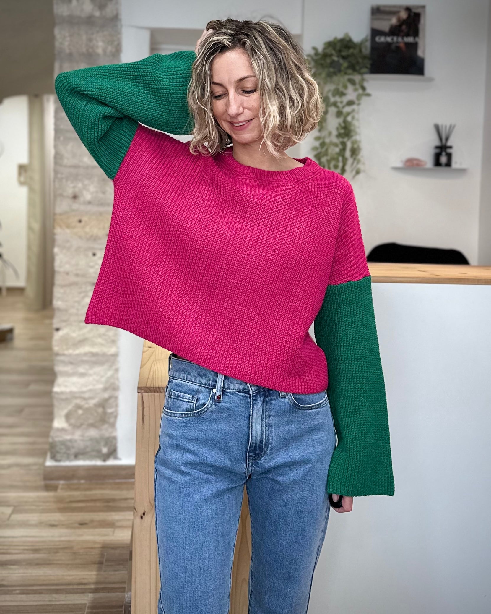 Femme portant le pull Mamma rose & vert col rond