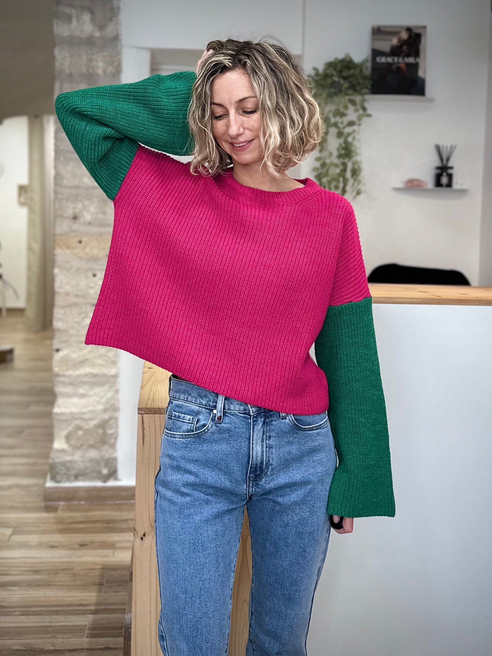 Femme portant le pull Mamma rose & vert col rond