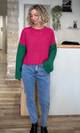 Pull coloré porté sur jean bleu
