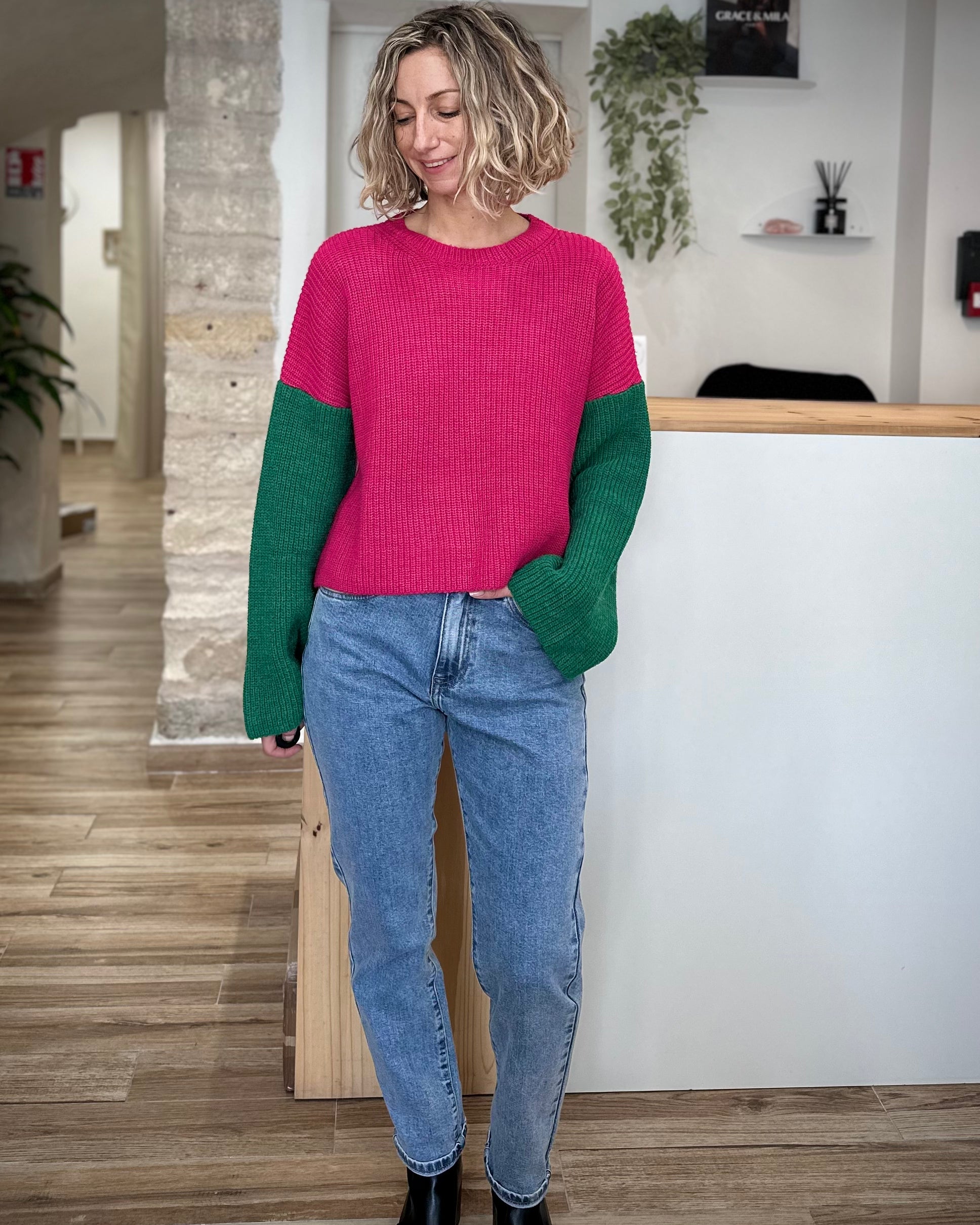 Pull coloré porté sur jean bleu
