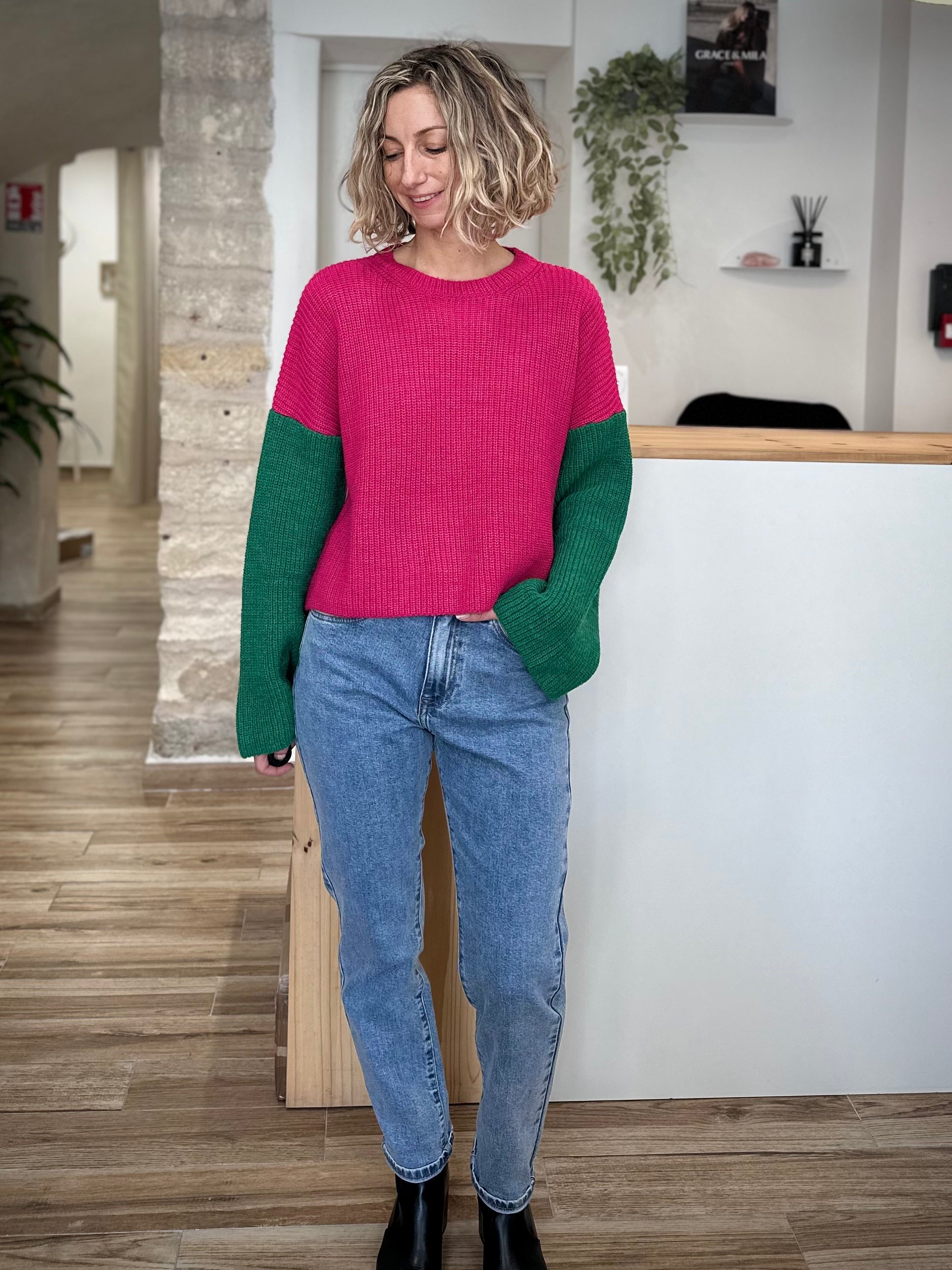 Pull coloré porté sur jean bleu