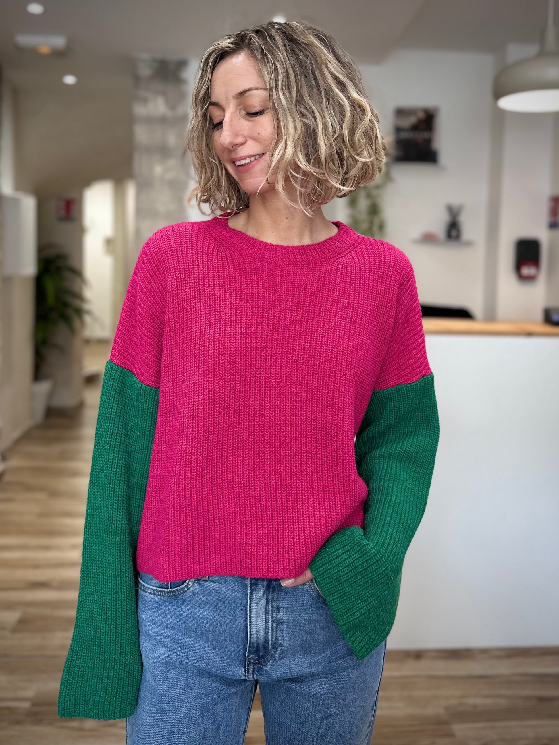 Détail des épaules tombantes du pull