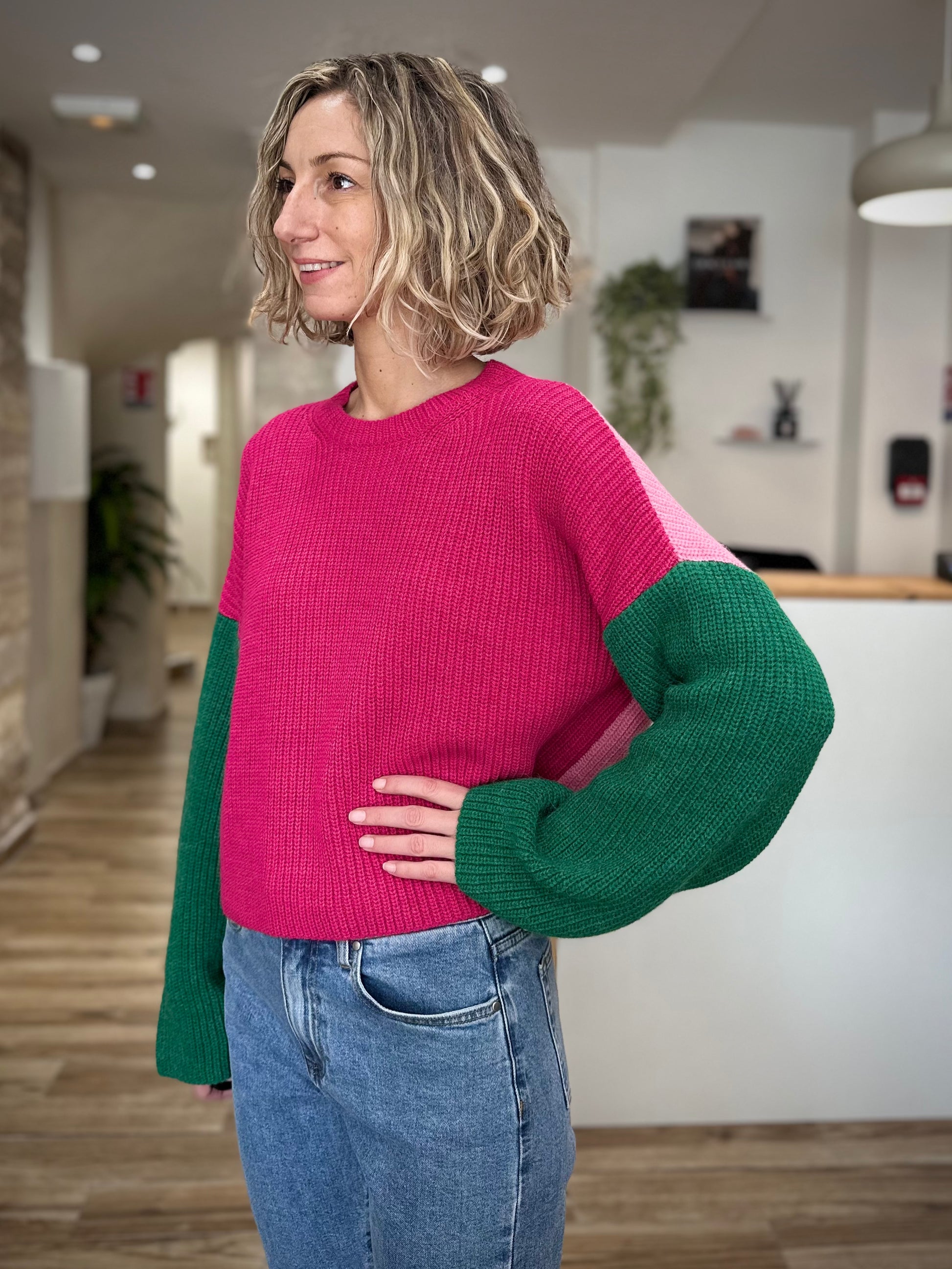 Silhouette casual chic avec pull oversize coloré