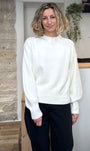 Pull blanc lumineux pour look d’hiver décontracté