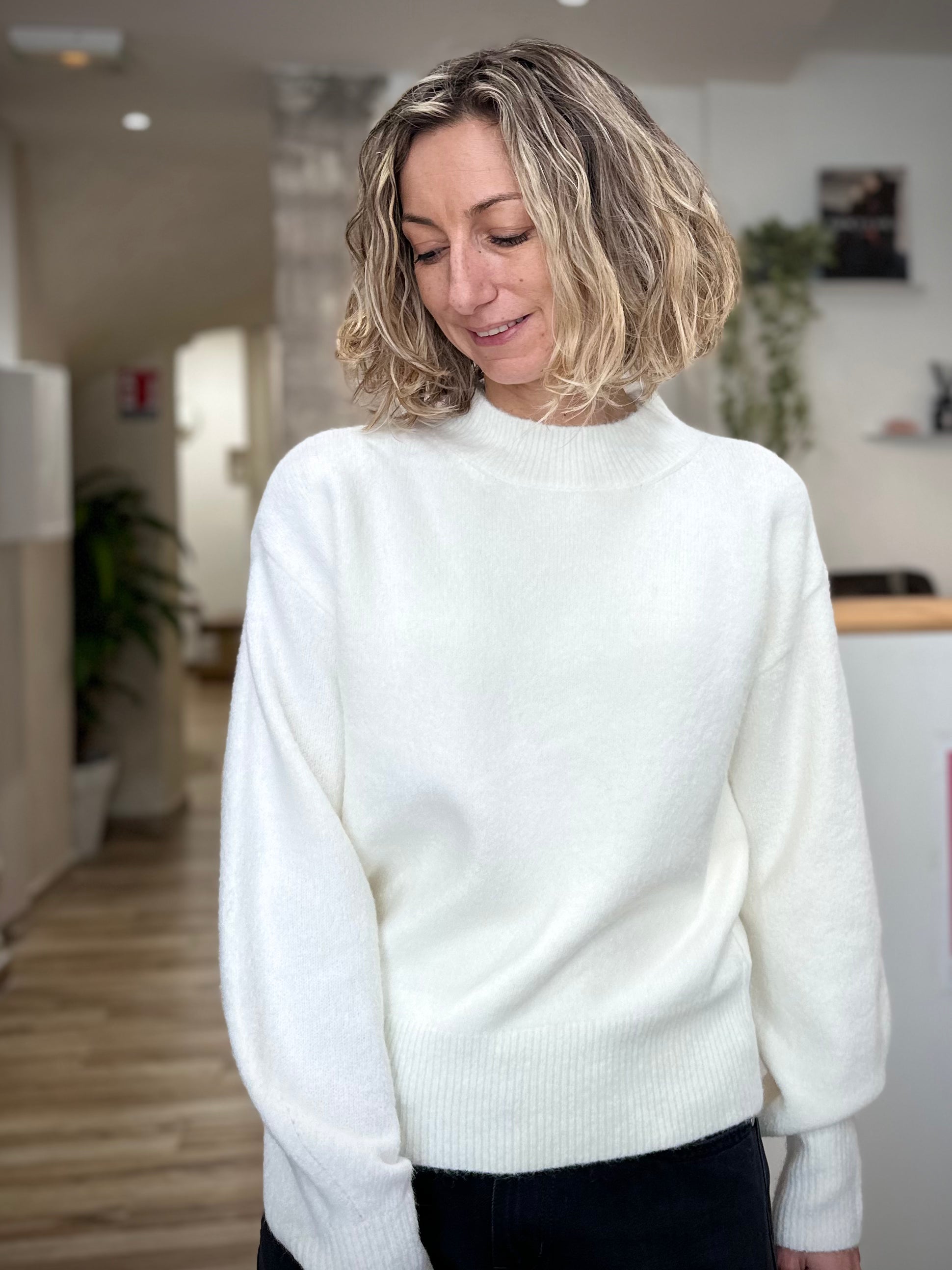 Look casual chic avec pull blanc et jean noir