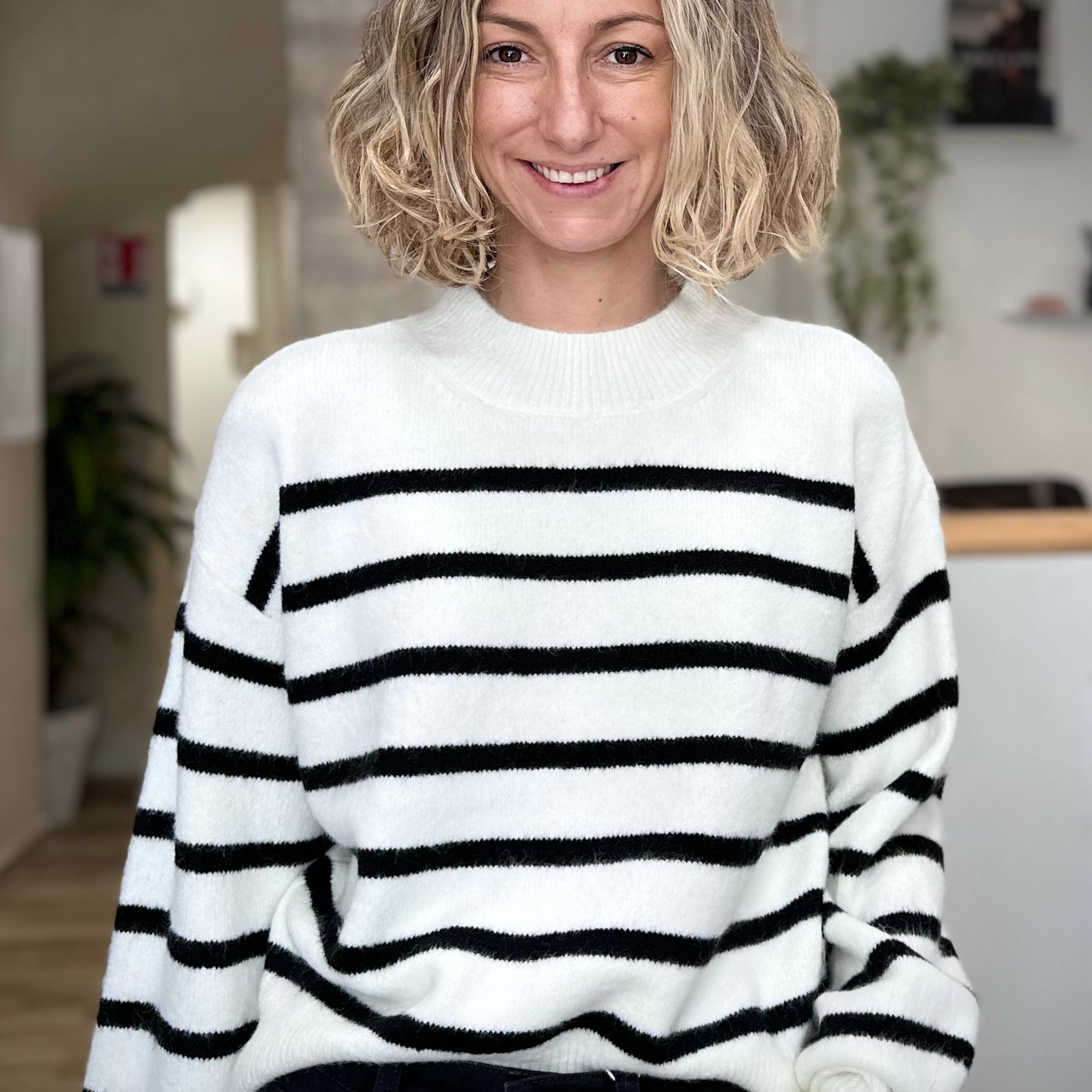 Pull Marlowe blanc rayé noir coupe droite fluide