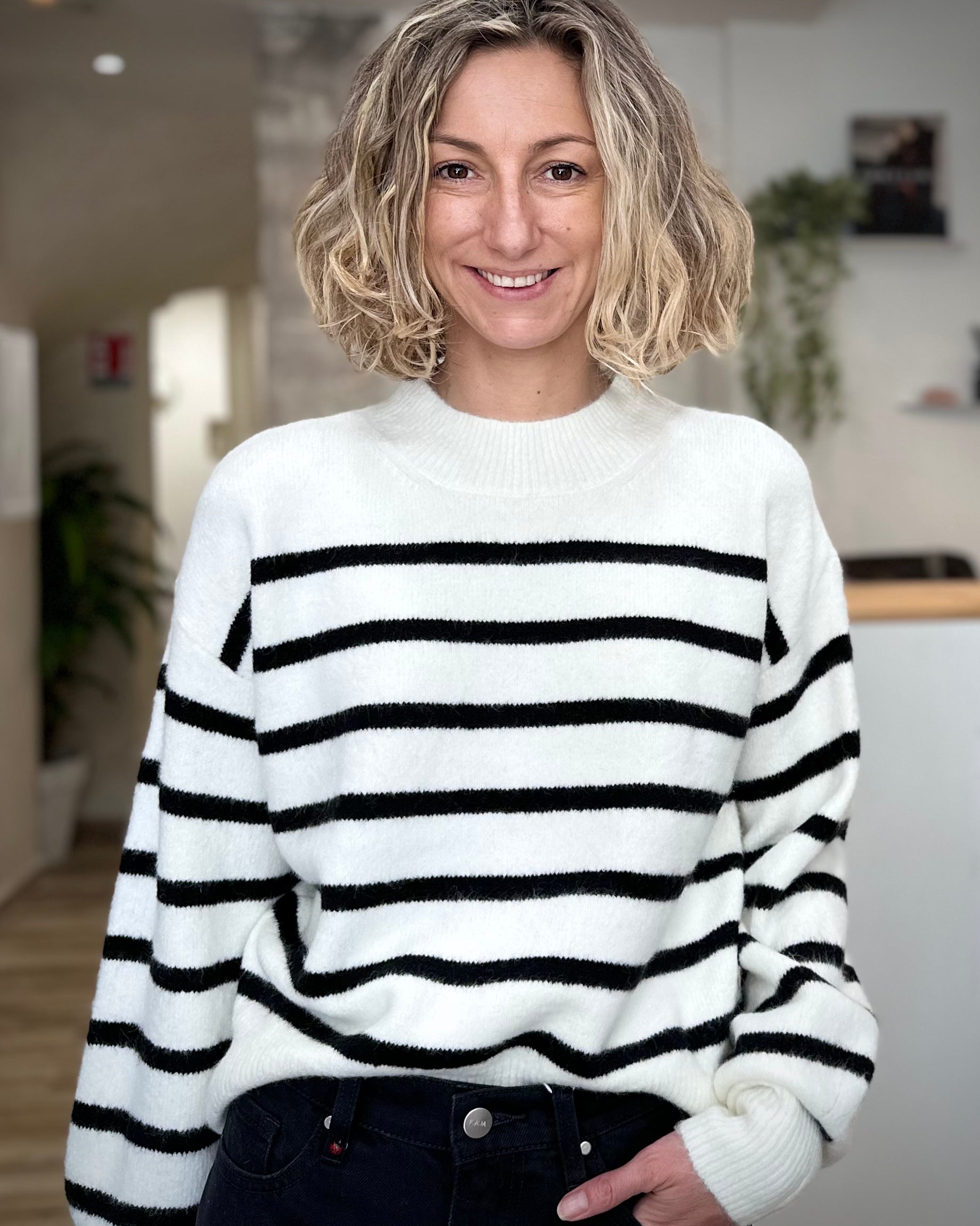 Pull Marlowe blanc rayé noir coupe droite fluide