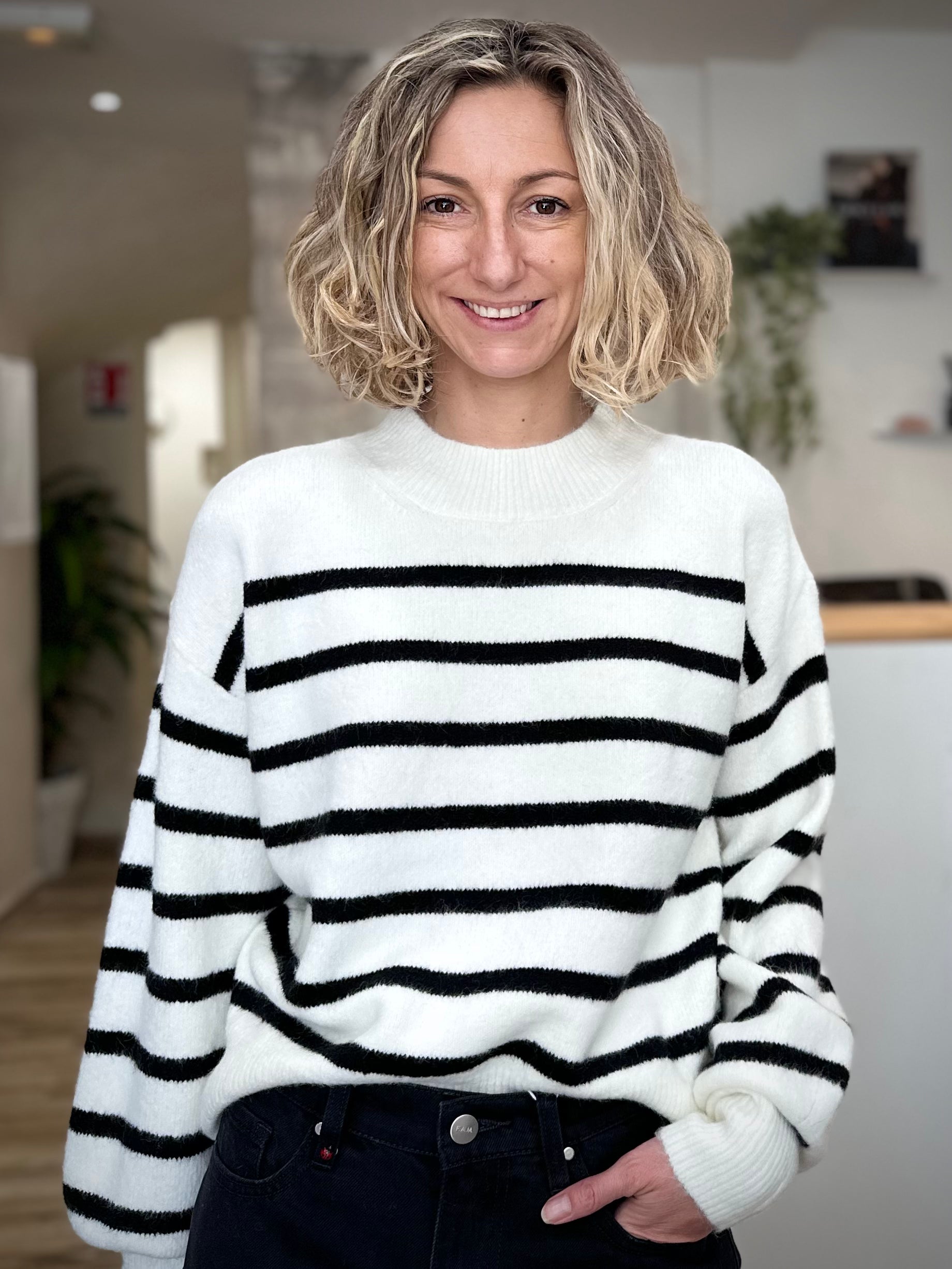 Pull Marlowe blanc rayé noir coupe droite fluide