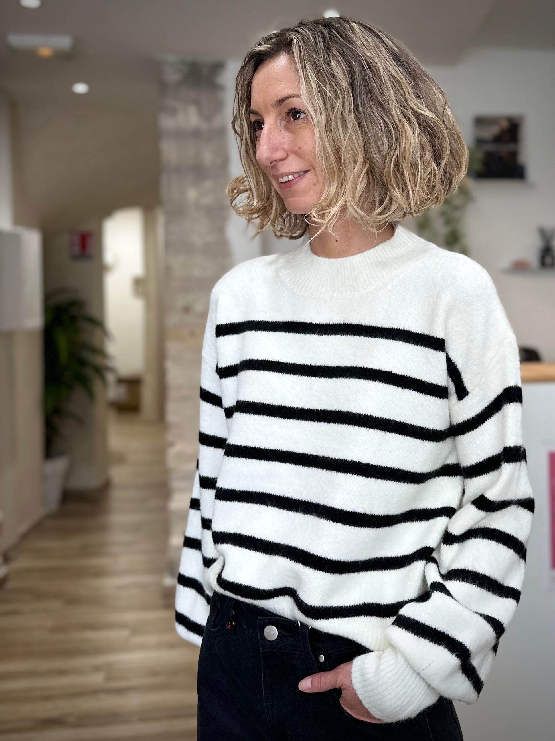 Pull rayé blanc noir manches longues amples