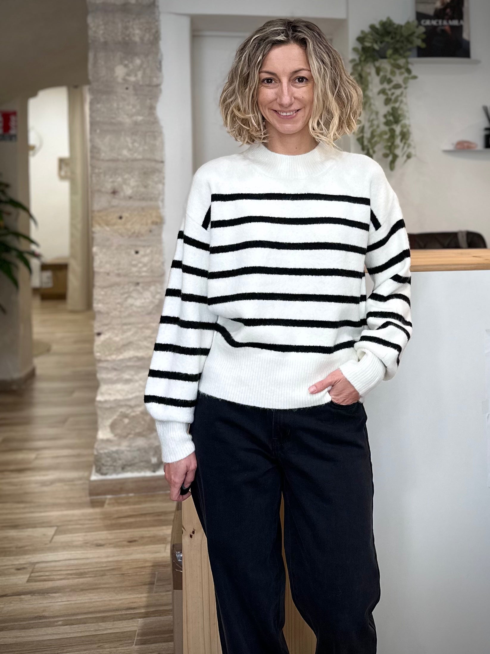 Look casual chic avec pull rayé et jean noir