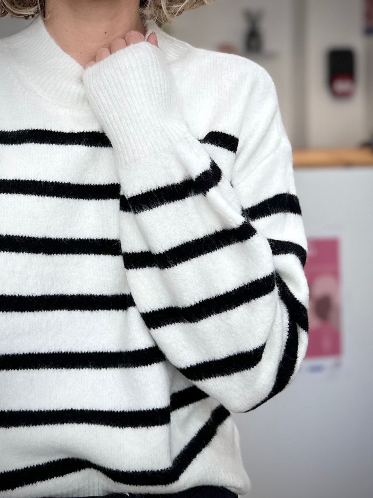 Vue rapprochée du col rond du pull rayé