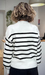 Femme de dos en pull rayé chic au look décontracté