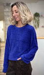 Femme portant un pull bleu doudou NAELLE à manches évasées